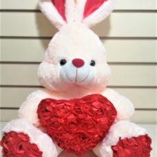 Заяц молочный с красным сердцем из роз 60 см.